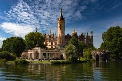 Klares Wasser, jede Menge Grün und ein Märchenschloss: An diesem See finden Natur-Fans ihr Glück