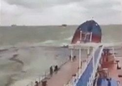 L’affondamento di diverse petroliere russe provoca una catastrofe ambientale nel Mar Nero: video e situazione