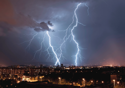 La AEMET multiplica los avisos: media España en riesgo por lluvias y tormentas hasta las diez de la noche