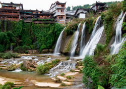 La joya escondida de China: un antiguo pueblo sobre cascadas que muchos consideran las más hermosas del país