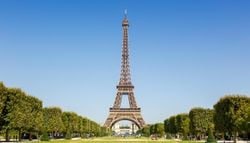 A Torre Eiffel cresce no verão e encolhe no inverno: as curiosidades do monumento que reage às estações do ano
