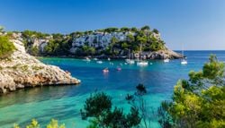 Las playas más bonitas castigadas con las banderas negras de Ecologistas en Acción