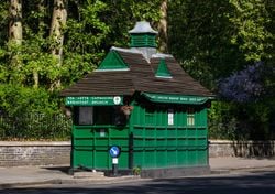 Londres está llena de pequeñas casitas verdes: ¿qué son y cómo encontrarlas?