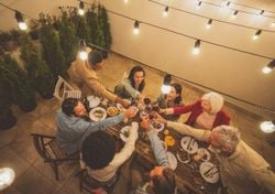 Mesa adentro o mesa afuera: el pronóstico con sorpresas para Nochebuena y Navidad