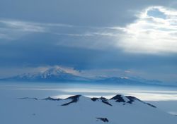 Microplásticos detectados por primera vez en nieve fresca antártica