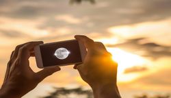 No apuntes la cámara directamente al Sol: guía para hacer fotos espectaculares del eclipse solar con el móvil