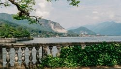 Parece sacado de un cuento de hadas: el impresionante lago europeo entre islas y palacios