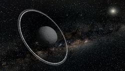 No necesitas agujeros negros ni supernovas para maravillarte: una «roca» de 250 km con dos anillos es suficiente