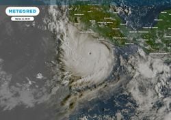 El poderoso huracán intensifica sus rachas a 315 km/h y mantiene bajo alerta a México