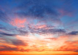 Por que o céu fica cor de laranja ao pôr do sol?