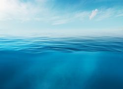 ¿Por qué el mar es de color azul si el agua es transparente?