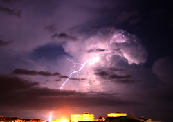 Probables tormentas eléctricas desde Tarapacá hasta Biobío: a contar del miércoles 12 se iluminará el cielo de Chile