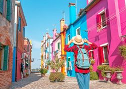 El bonito pueblo muy cerca de Venecia donde por ley cada casa es de un color diferente