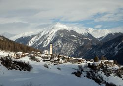 Risco iminente, montanha prestes a desmoronar-se: evacuação de uma aldeia nos Alpes