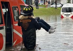 Se desborda el río Atoyac en el puente de México y deja severas inundaciones en la ciudad de Puebla