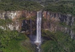 Só para quem ama trilhas; descubra o paraíso das cachoeiras gigantes no Paraná