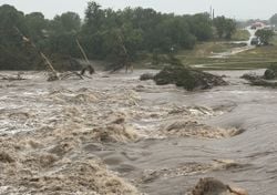 Tragedia en Texas: la furia del agua deja 25 muertos y una angustiante búsqueda de más 20 niñas de un campamento
