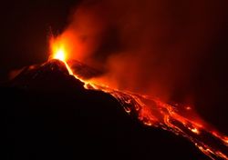 Eruzione sull'Etna: una nuova bocca si è aperta sotto quota 2000 alimentando una colata poco sopra i centri abitati