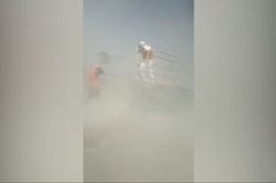 Um enorme “dust devil” engole uns operários chilenos