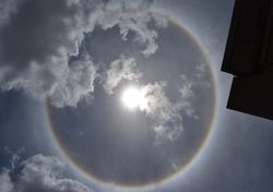 Un misterioso anillo a veces rodea al sol y no es un arcoíris: el halo solar y qué significa verlo
