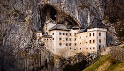 Un tren que recorre 3,5 km bajo tierra y un castillo excavado en la roca: la escapada más sorprendente de Europa