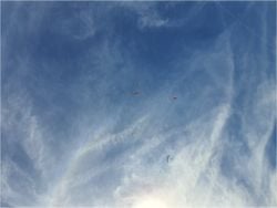 Unsichtbare Spuren am Himmel: Wie versteckte Kondensstreifen das Klima erwärmen