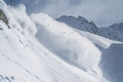 Elevato pericolo valanghe su Alpi ed Appennino abruzzese, nuova neve in arrivo nelle prossime ore: il video da Cervinia