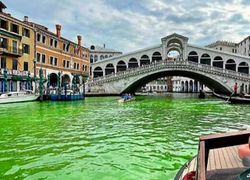 Venezia, il Canal Grande si colora di verde fluorescente: mistero sulle cause. Ecco i video