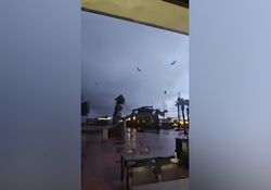 Vídeo: varias mangas marinas tocan tierra en el puerto de Mazarrón, Región de Murcia, causando daños materiales