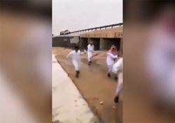 Inundaciones súbitas en Arabia Saudí convierten barrancos secos en furiosos torrentes en pocos minutos, aquí los vídeos