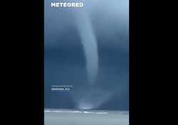 Video: se desarrolla una gran tromba marina y causa daños en Sigatoka, Fiji
