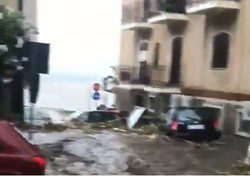 Violenti nubifragi al sud, alluvioni lampo a Scilla e Stromboli: i video