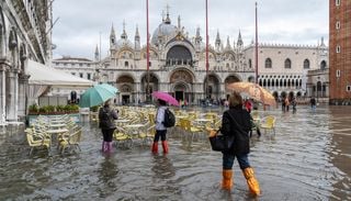 Torna l'acqua alta a Venezia ed entra in azione il MOSE: uno studio fa per&ograve; emergere l'impatto delle dighe sulla laguna