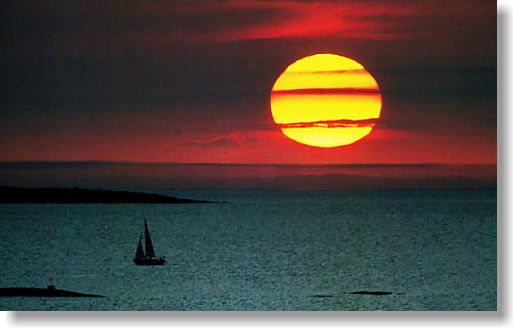 Fig. 4 Momentos del atardecer. Los tonos rojizos predominan en el espectro de la luz solar ya que las longitudes de onda corta (azules y violestas) ya no le llegan al observador. El propio disco de la estrella solar nos envía señales todavía dentro de las gamas rojo-amarillentas. Posiblemente, el Sol en la imagen de la derecha ya se encuentre por debajo del horizonte.