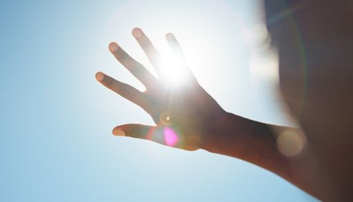 "Mirar al Sol no duele, pero ciega": el motivo cient&iacute;fico por el que no debemos mirarlo directamente durante el eclipse