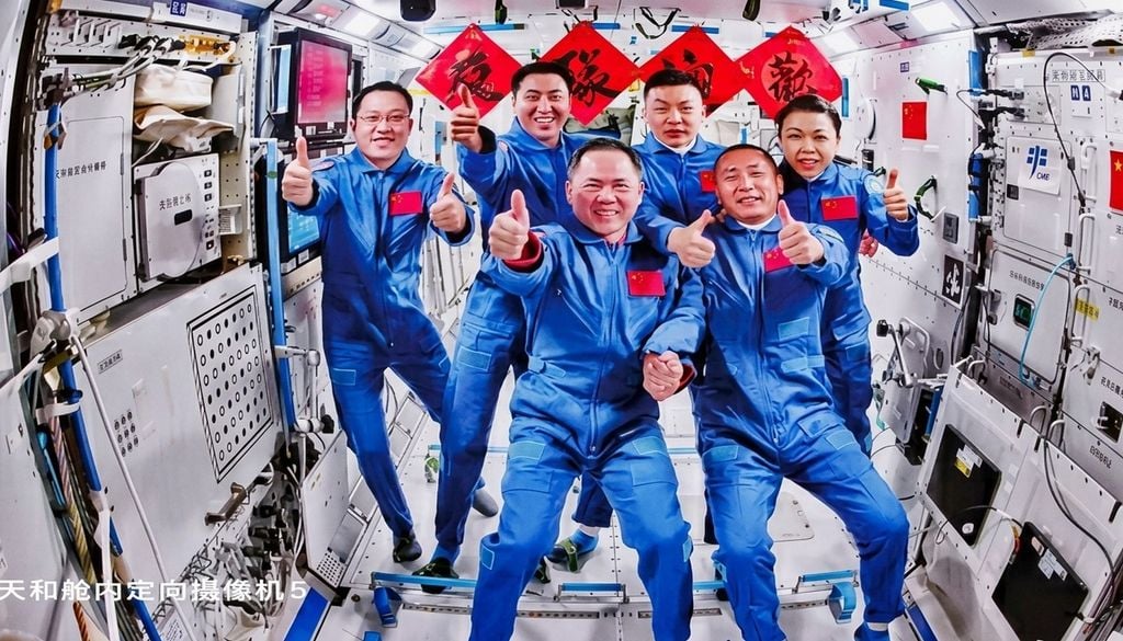 Los seis tripulantes reunidos en el módulo central de la Tiangong celebran el éxito del acoplamiento orbital, marcando el inicio del relevo técnico para la misión china Shenzhou-23. Imagen: Agencia Espacial de Misiones Tripuladas de China.