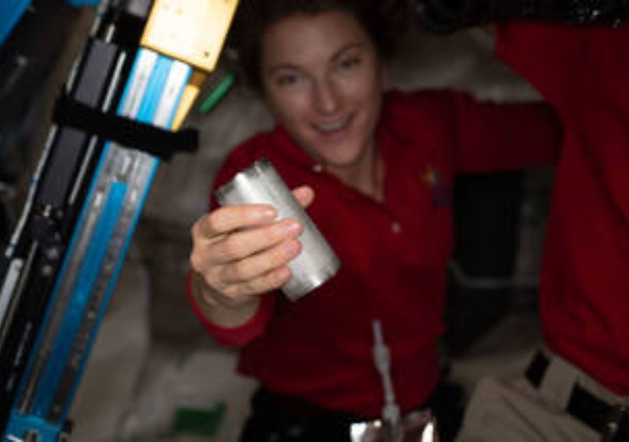 La astronauta Kayla Barron reemplaza un filtro en el ensamblaje del procesador de salmuera de la estación espacial. Foto: NASA