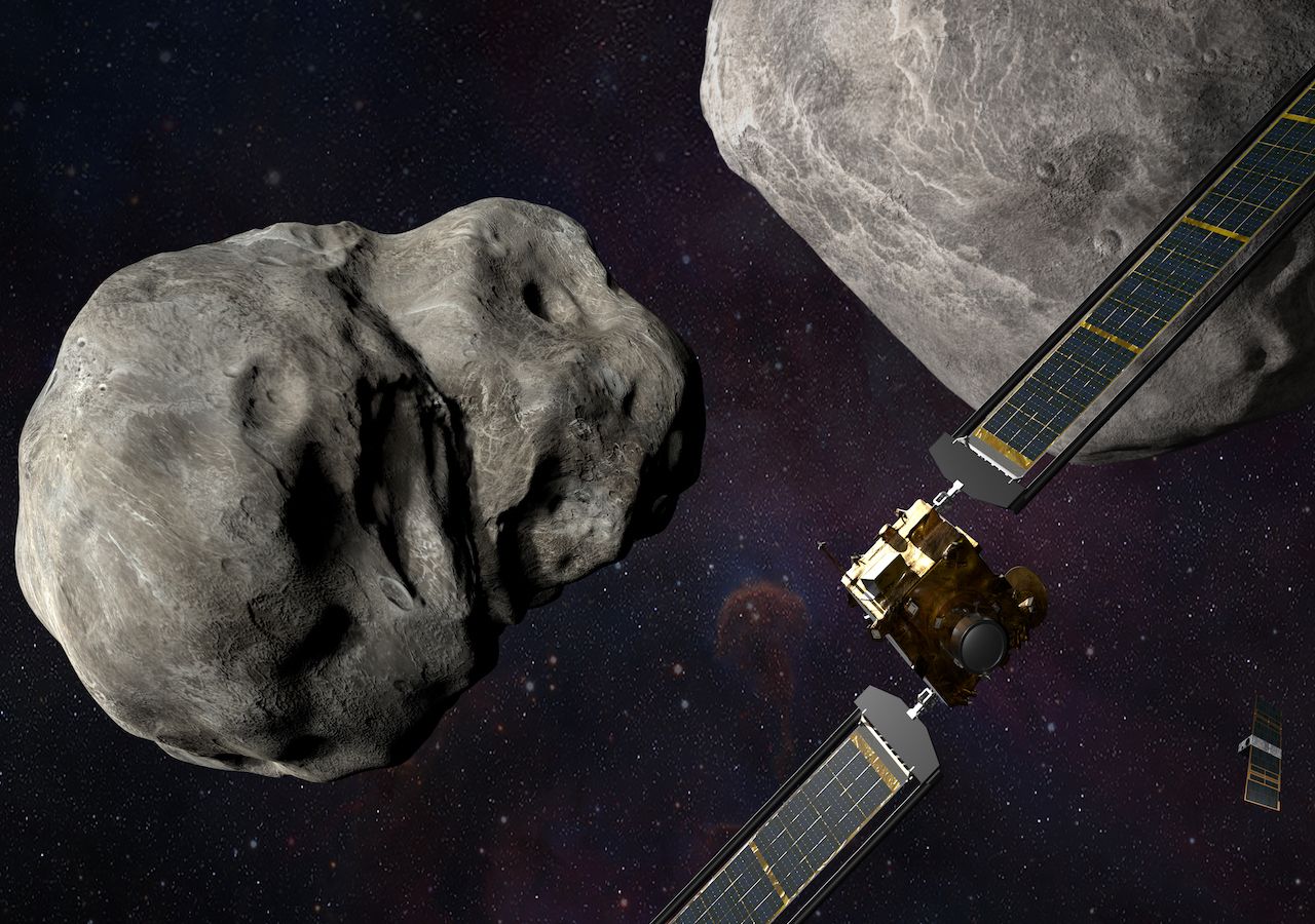 La misión de prueba de defensa planetaria ha logrado impactar un asteroide. En la imagen (artística), se observan la nave espacial DART y el LICIACube antes de la colisión. Crédito: NASA