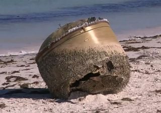 ¿Un ovni, un cohete o un avión? Investigan un enorme objeto dorado que apareció en una playa