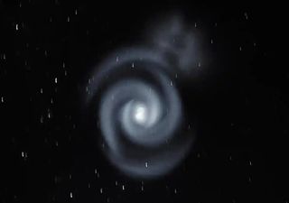 Misteriosa espiral de luzes azuis ilumina céu noturno da Nova Zelândia