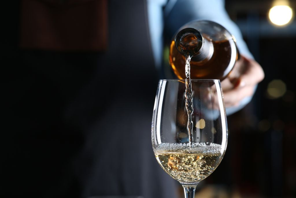 Der perfekte Wein darf bei einem gehobenen Essen natürlich nicht fehlen (Foto: Adobe Stock)