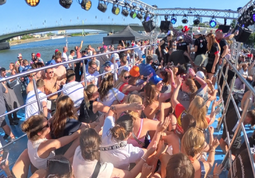 Mit Sonnenschein &uuml;ber das Wasser: Partyboote erobern den Rhein