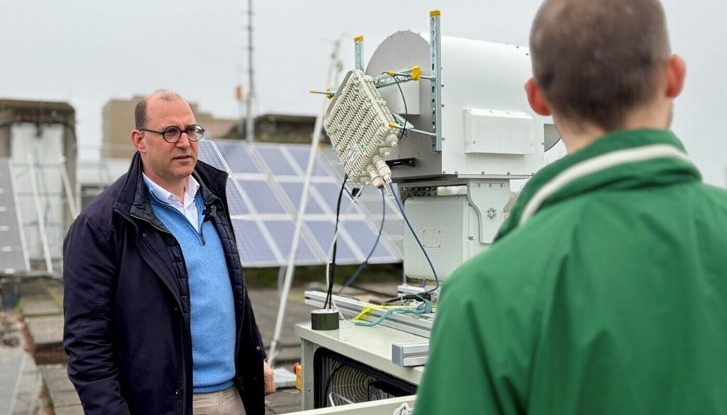 Prof. Ingmar Kallfass beschäftigt sich in seiner Forschung mit besonders leistungsfähigen Halbleitertechnologien, etwa für die Mobilfunk- und Internetkommunikation. Bild: HKOM/Universität Stuttgart