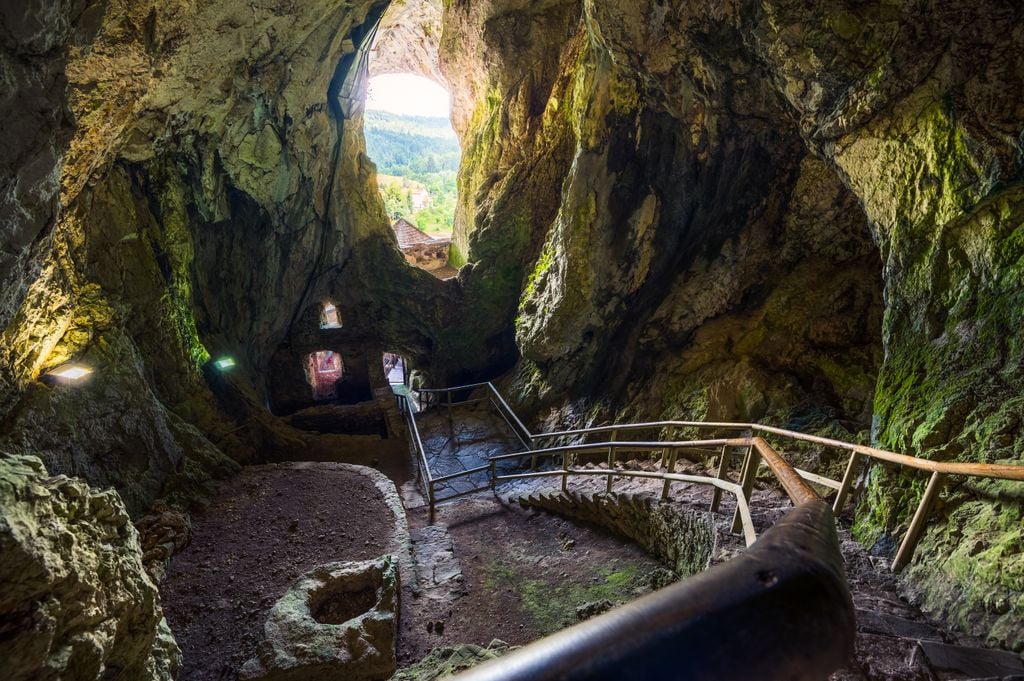 Predjama 2 Baukunst im Berg: Ein Treppenhaus der Festung. Foto: Adobe Stock