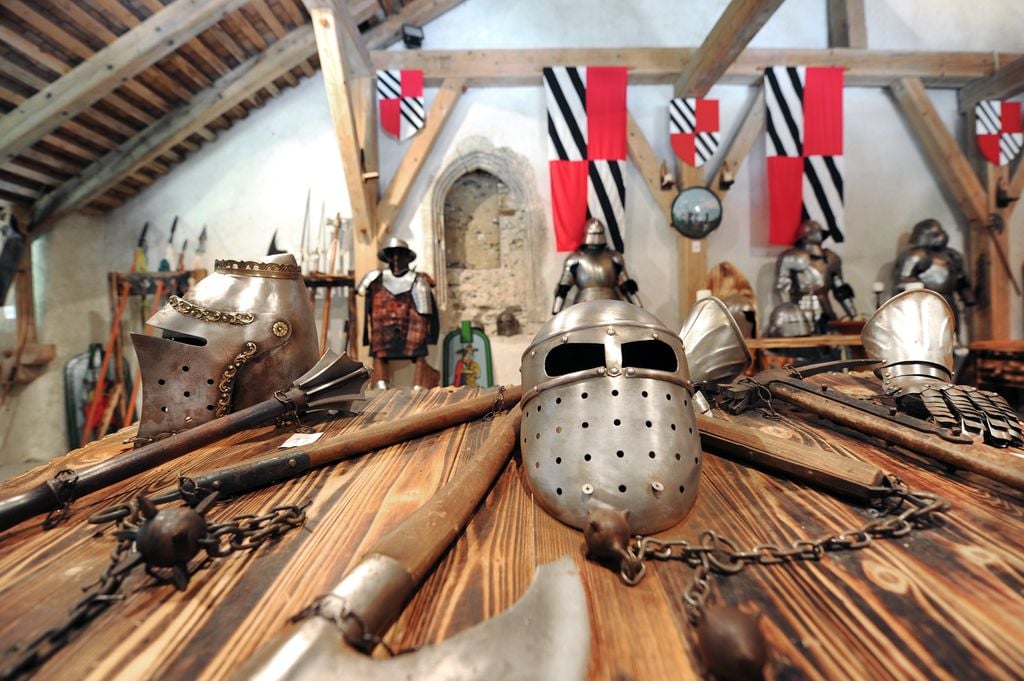 Predjama Waffenkammer Auch die Interieurs sind sehenswert: Historische Waffen in der Festung. Foto: Adobe Stock