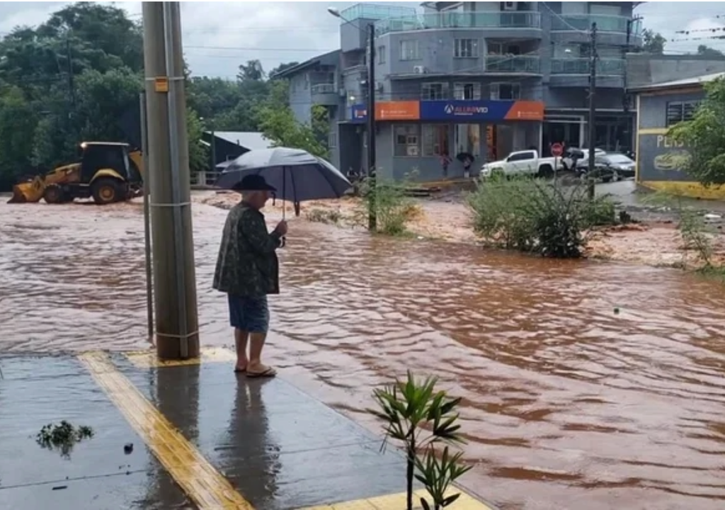 Estão previstas tempestades intensas com muitos raios, granizo, rajadas de vento de 100 km/h e quase 200 mm de chuva em 24 horas. Foto: Enchente em Santa Rosa/RS - Reprodução/Agência RBS.