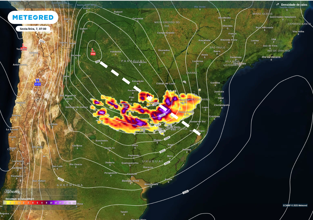 Previsão de tempestades (escala de cores) e de cavado (indicado pela linha branca tracejada no campo de pressão) nesta sexta-feira (7), de acordo com o ECMWF.
