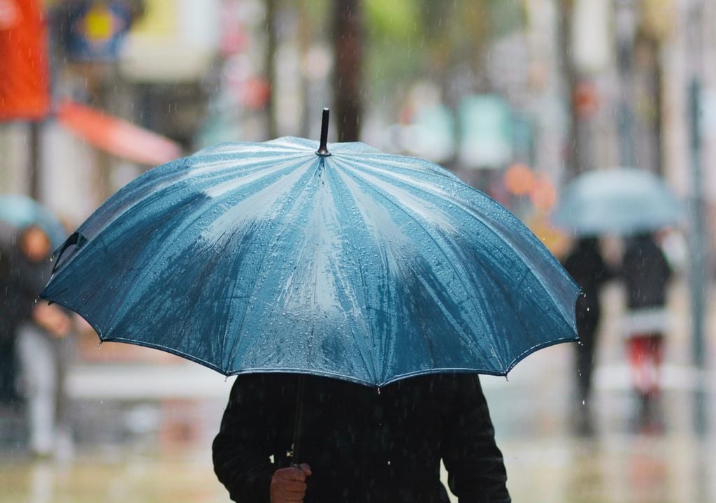 persona bajo un paraguas en día de lluvia