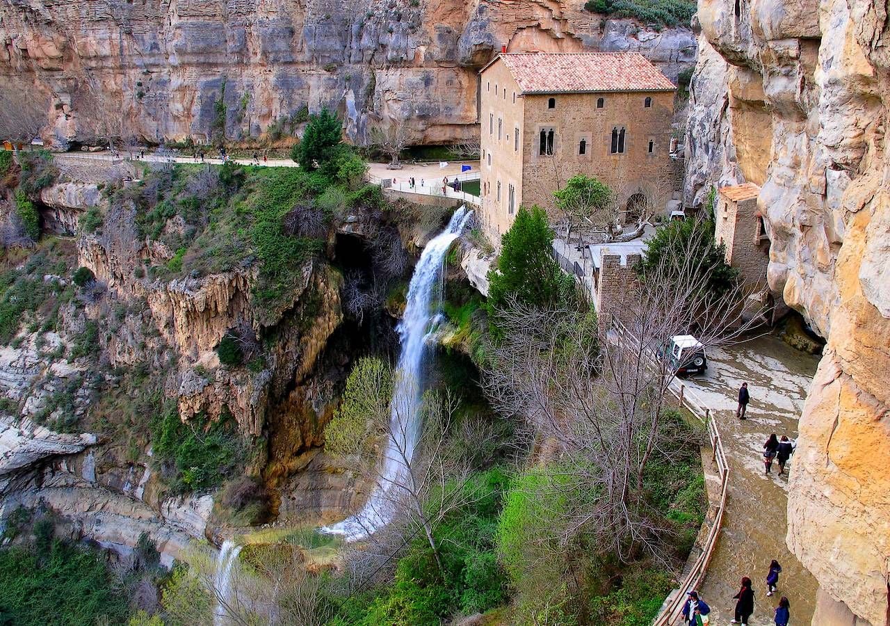 El impresionante Monasterio de Sant Miquel del Fai, a cuyos pies cae al vacío la Cascada del río Tenes. Imagen: Wikipedia / Elmoianes