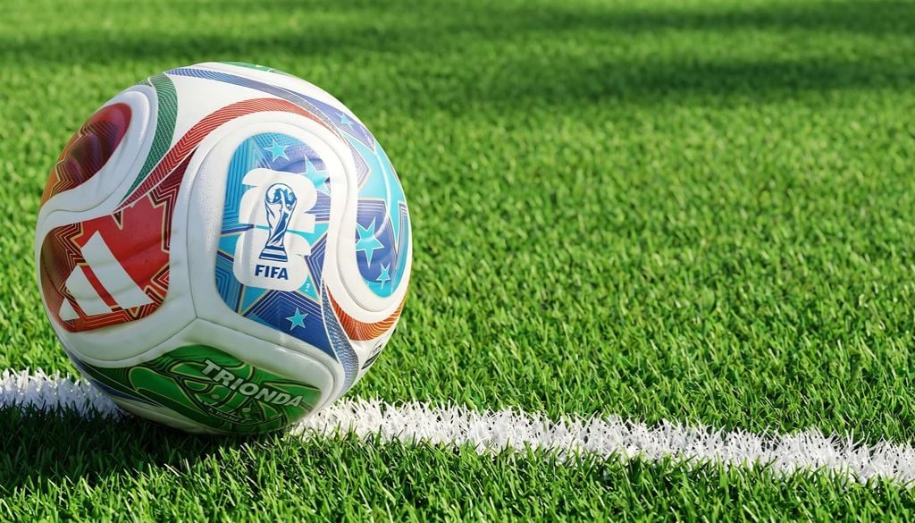 Mondiali 2026 Il pallone ufficiale del Mondiale 2026 ha un design che include rosso, verde e blu in omaggio ai tre paesi ospitanti